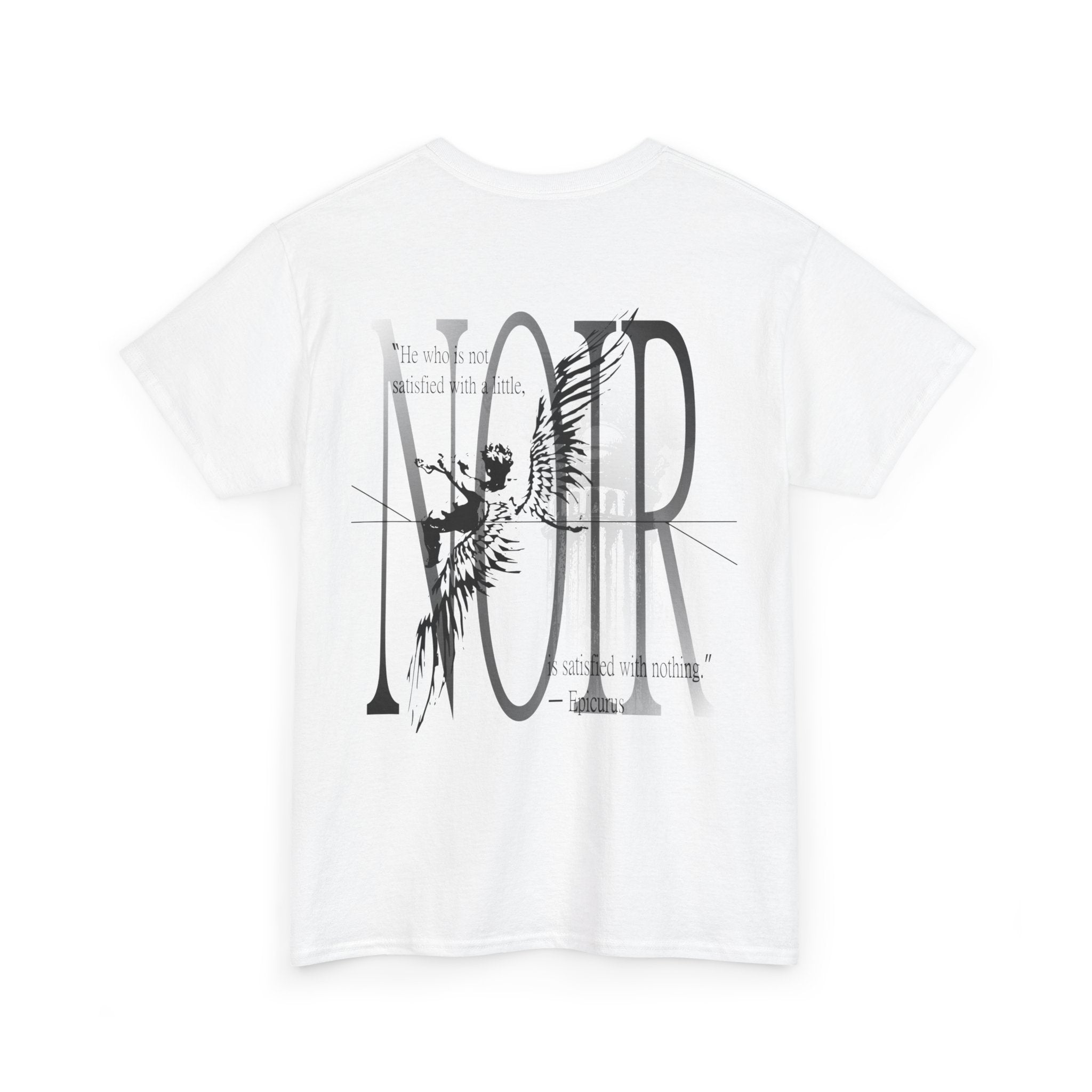 Noir Graphic Tee — Streetwear tričko s minimalistickým logem vpředu a výrazným vintage gotickým potiskem na zádech