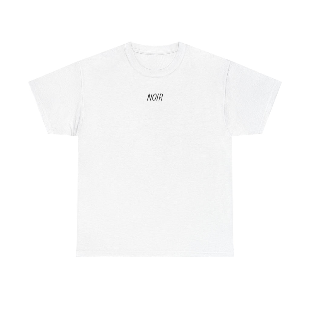 Noir Graphic Tee — Streetwear tričko s minimalistickým logem vpředu a výrazným vintage gotickým potiskem na zádech