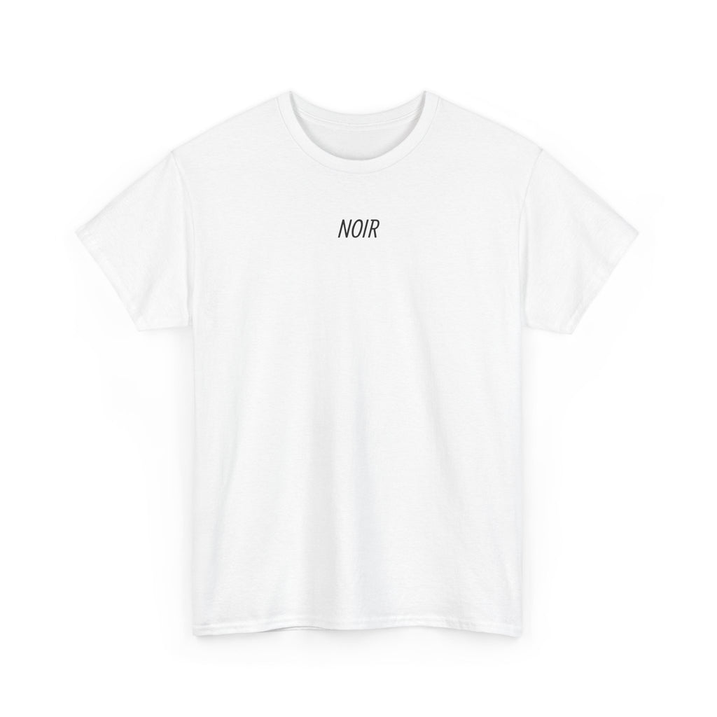 Noir Graphic Tee — Streetwear tričko s minimalistickým logem vpředu a výrazným vintage gotickým potiskem na zádech