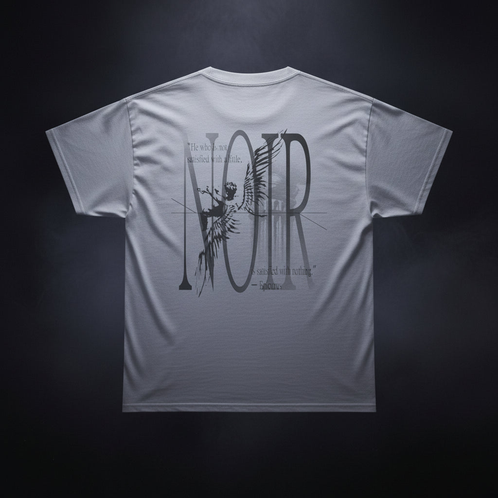 Noir Graphic Tee — Streetwear tričko s minimalistickým logem vpředu a výrazným vintage gotickým potiskem na zádech